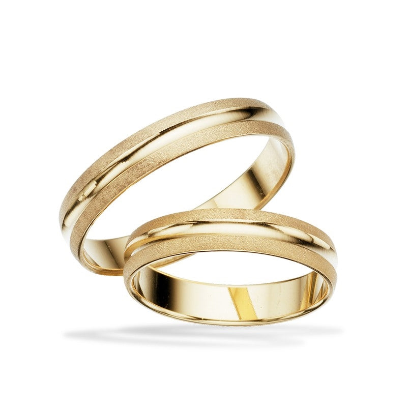 Scrouples vielsesringe i 8 eller 14 karat guld med blank overflade og mat mønster, 4 mm.